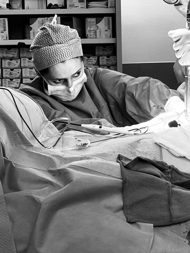 Dr Djazia Benyahi en salle d'opération – chirurgien esthétique à Paris